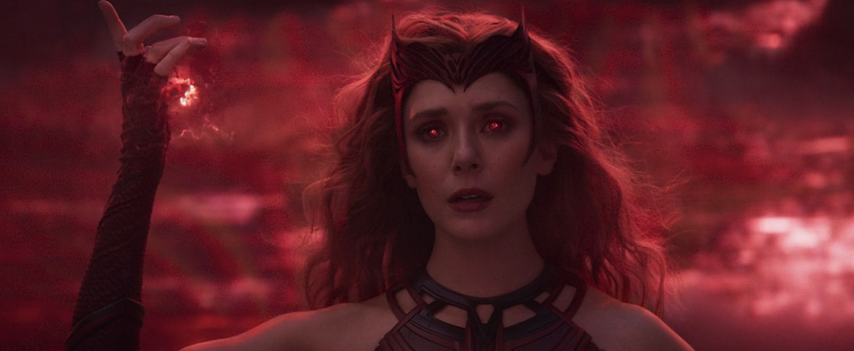 Elizabeth Olsen in WandaVision in modalità Scarlet Witch, con mani e occhi rossi e luminosi