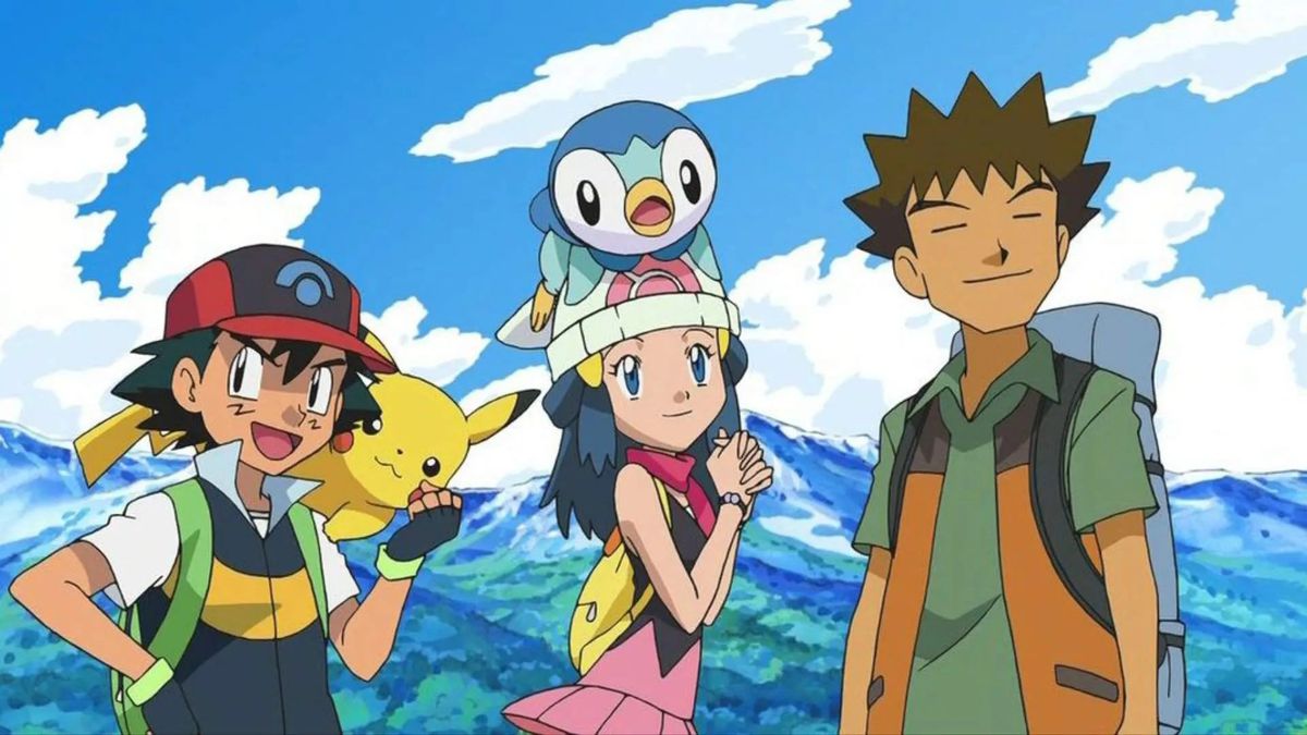Tre personaggi dell'anime, un ragazzo con i capelli neri e un berretto (Ash) con una creatura gialla (Pikachu) sulla spalla, una ragazza con i capelli blu (Dawn) e un berretto rosa e bianco con una creatura blu e bianca in testa ( Piplup) e un ragazzino dai capelli castani appuntiti con una giacca e uno zaino arancioni e verdi si trovano di fronte a una catena montuosa.