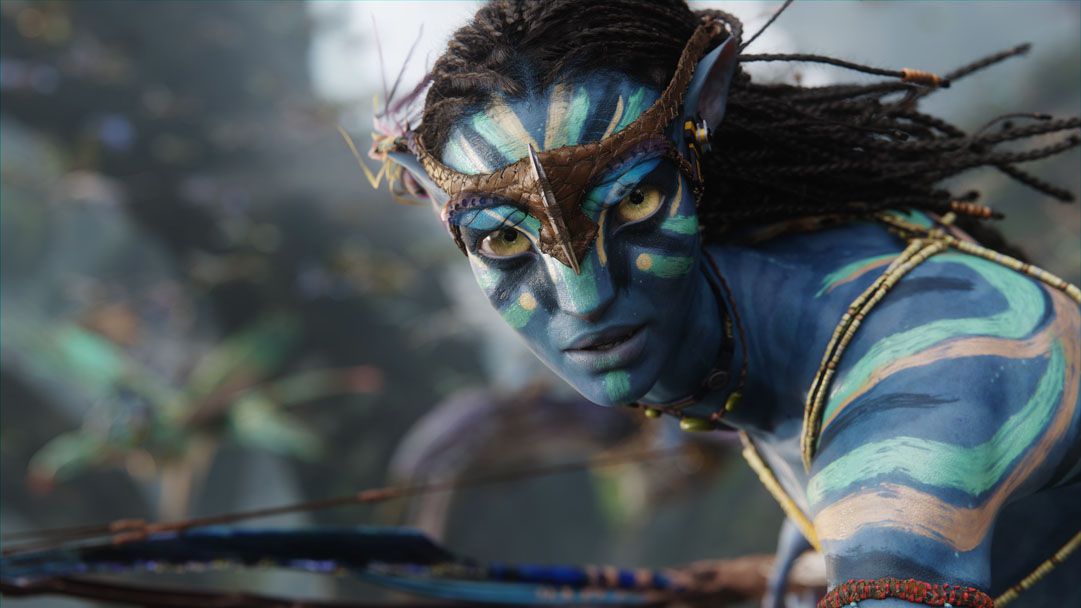 Il personaggio principale di Avatar di James Cameron, un alieno dalla pelle blu con grandi occhi e capelli che ricordano i loc.  Strisce di pittura di guerra sono sul viso e sulle spalle, e porta un arco.