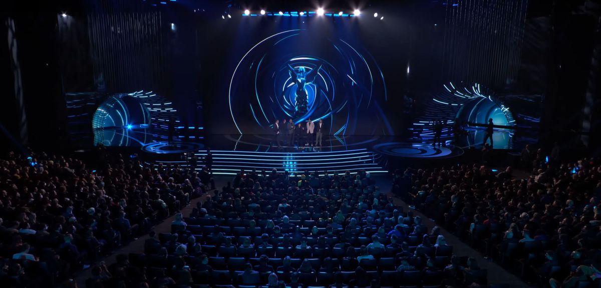 Un'immagine ingrandita del palco dei Game Awards 2022, con Matan Even al fianco degli sviluppatori di Elden Ring