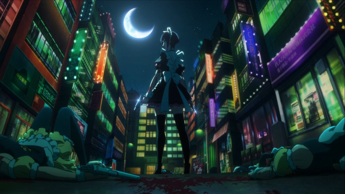 Una donna dai capelli viola in abito da cameriera si trova nel mezzo di una strada buia piena di corpi insanguinati di cameriere cameriere morte, con in mano pistole d'argento che brillano alla luce di una falce di luna sopra di loro.