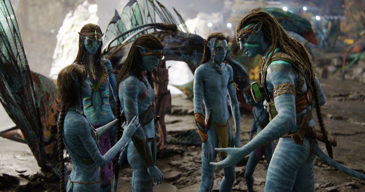 L'ex umano Jake Sully (Sam Worthington) nella sua forma Na'vi si rivolge con rabbia alla sua famiglia Na'vi: Tsireya (Bailey Bass), Neytiri (Zoe Saldana), Neteyam (Jamie Flatters) e Lo'ak (Britain Dalton) in un scena da Avatar: La via dell'acqua