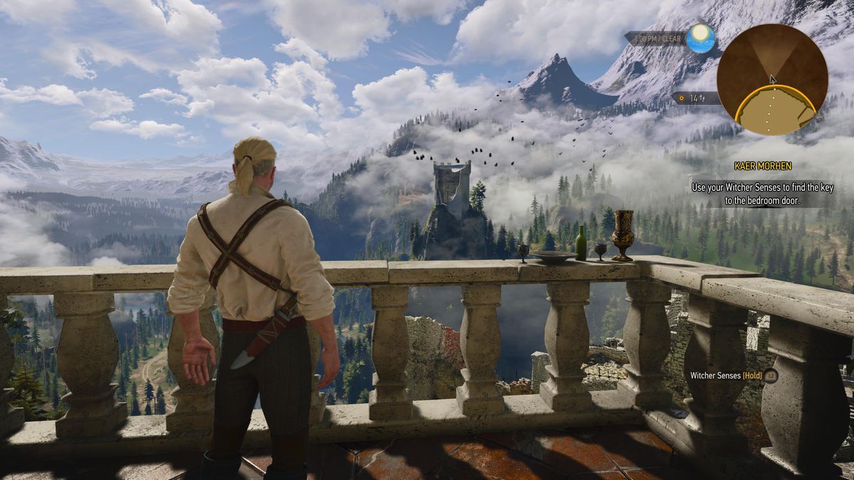 Geralt di Rivia fissa le montagne da un balcone a Kaer Morhen, un quartier generale dei witcher, in The Witcher 3: Wild Hunt su PS5
