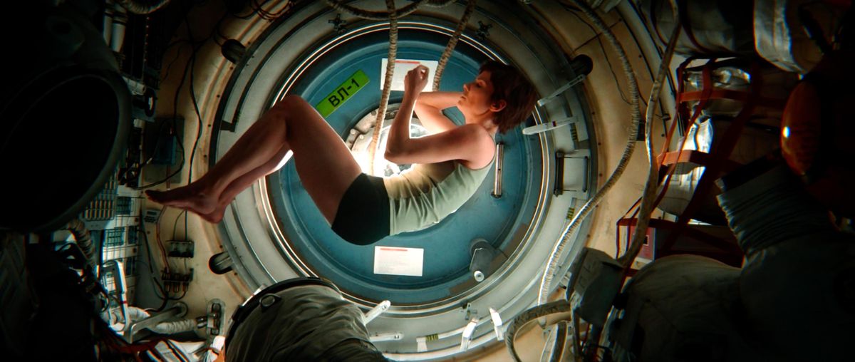 Una donna (Sandra Bullock) che galleggia nello scompartimento sferico di una nave spaziale in Gravity