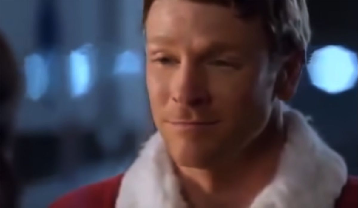 Tipico bastardo compiaciuto vestito da Babbo Natale in Christmas Cupid (2010)