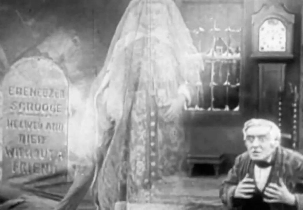 Un fantasma sibilante mostra a Scrooge la sua lapide