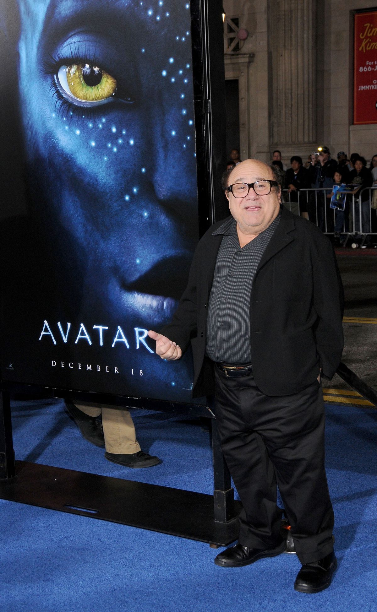 Danny DeVito ancora una volta in piedi accanto a un poster di Avatar che potrebbe dire 
