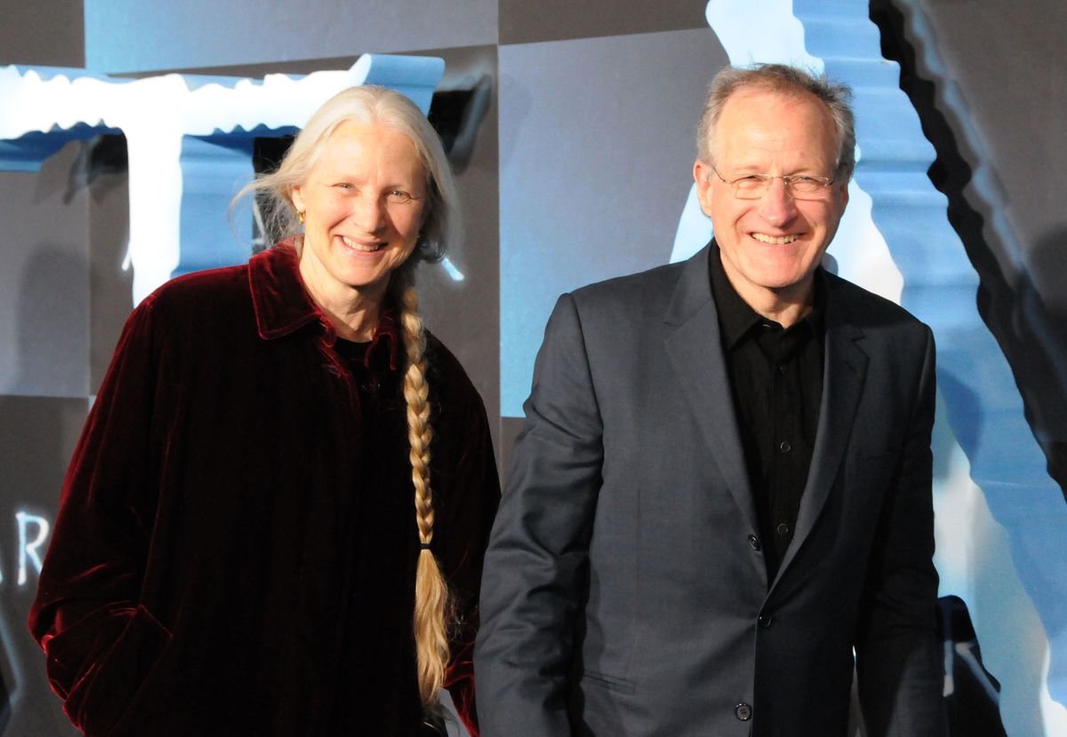 Michael Mann si tiene per mano con sua moglie Summer alla premiere di Avatar