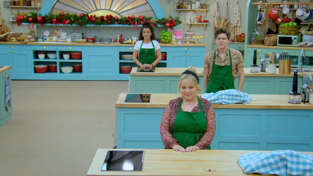 Il cast di Derry Girls nella famosa tenda bianca di Great British Bake Off.