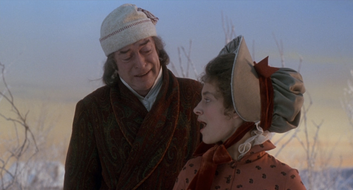 Scrooge (Michael Cain) piange mentre condivide un verso finale di