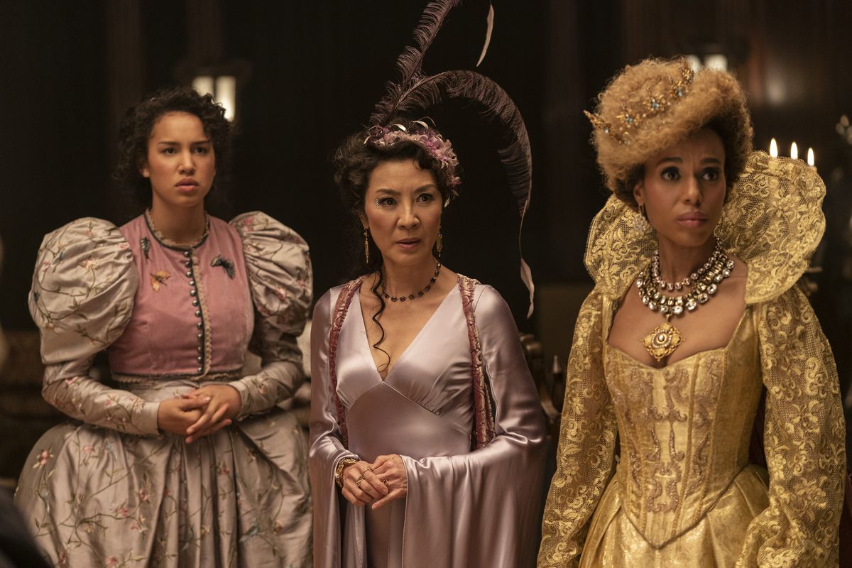 Sofia Wylie, Michelle Yeoh e Kerry Washington indossano abiti fantasiosi in The School for Good and Evil.