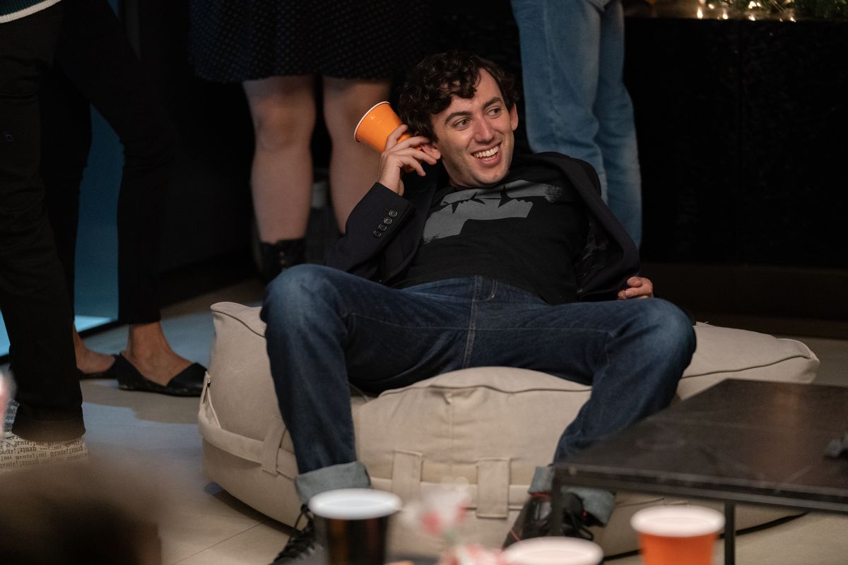 Creamcheese (Misha Brooks) seduto su una sedia a sacco che ride