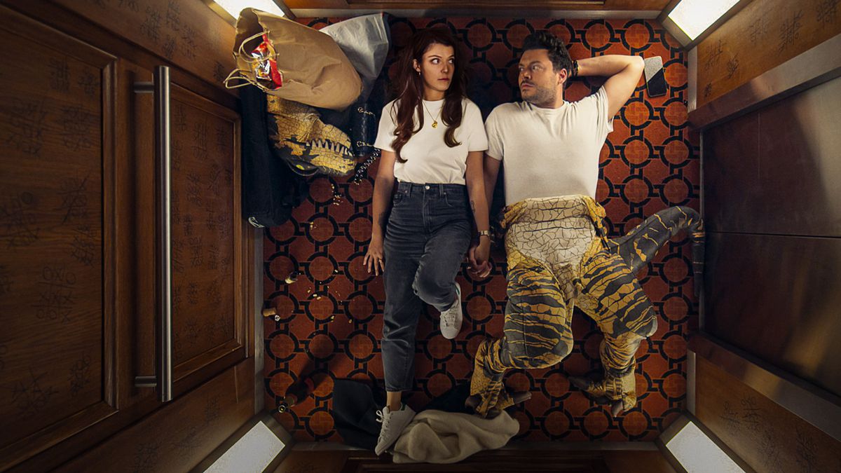 Una veduta aerea di una coppia sdraiata a terra l'una accanto all'altra in un ascensore in Stuck with You.