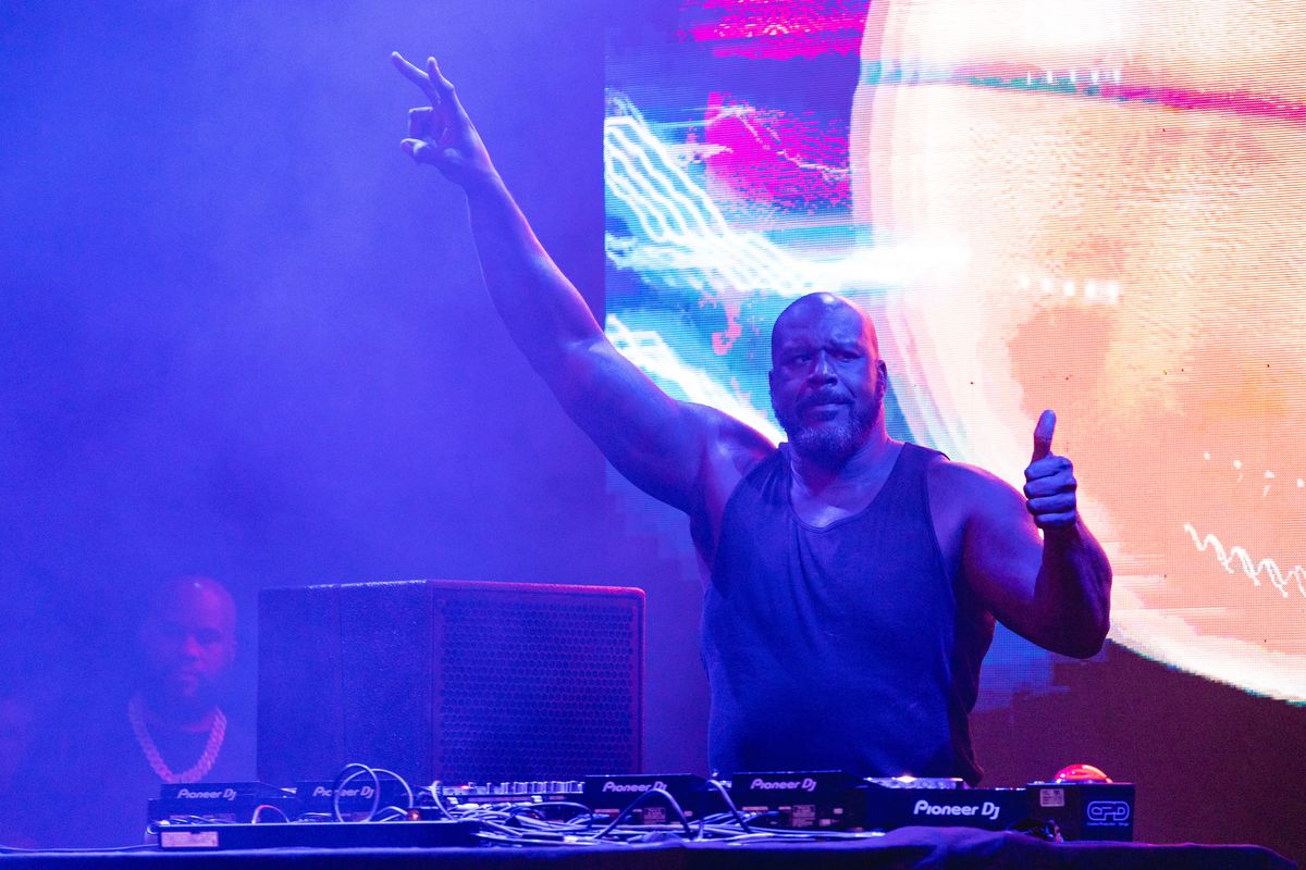 DJ Diesel (Shaq) alza una mano e alza il pollice nella cabina del DJ all'Emo's Austin