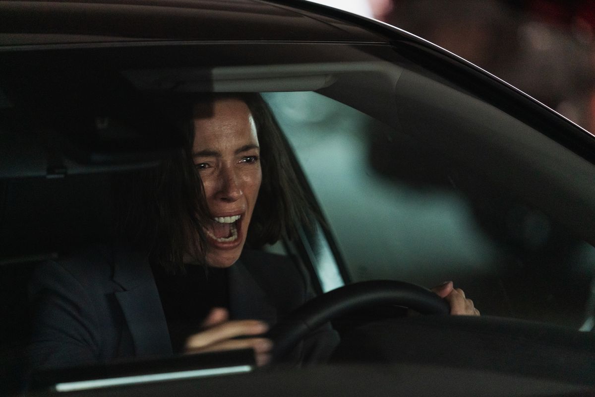 Rebecca Hall urla nella sua macchina nel film Shudder Resurrection