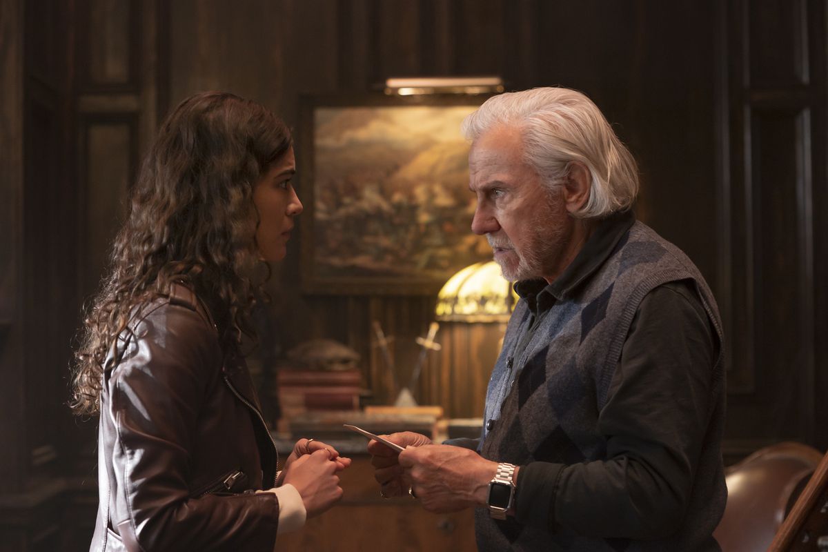 Jess (Lisette Alexis) e Peter Sadusky (Harvey Keitel) stanno in piedi e parlano intensamente