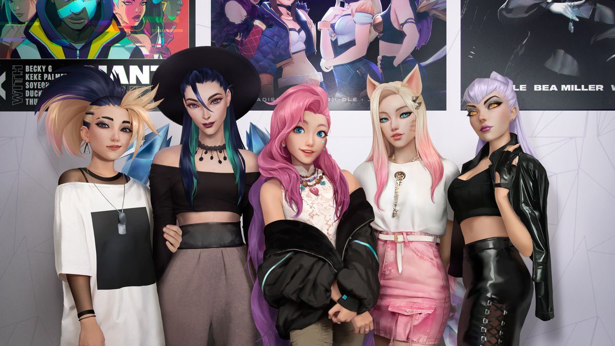 Il gruppo pop K/DA di League of Legends posa con l'influencer virtuale Seraphine