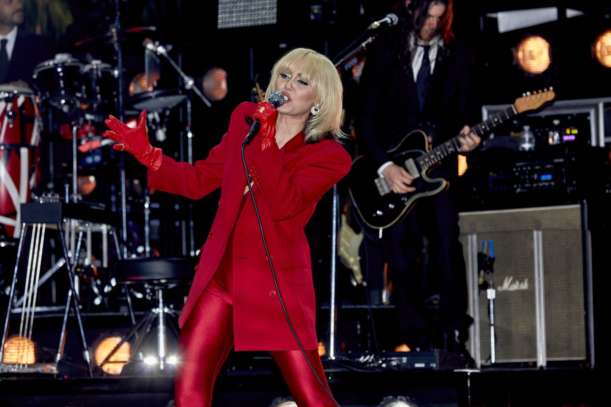 Miley Cyrus si esibisce al Mileys New Years Eve Party ospitato da Miley Cyrus e Pete Davidson nel 2022.