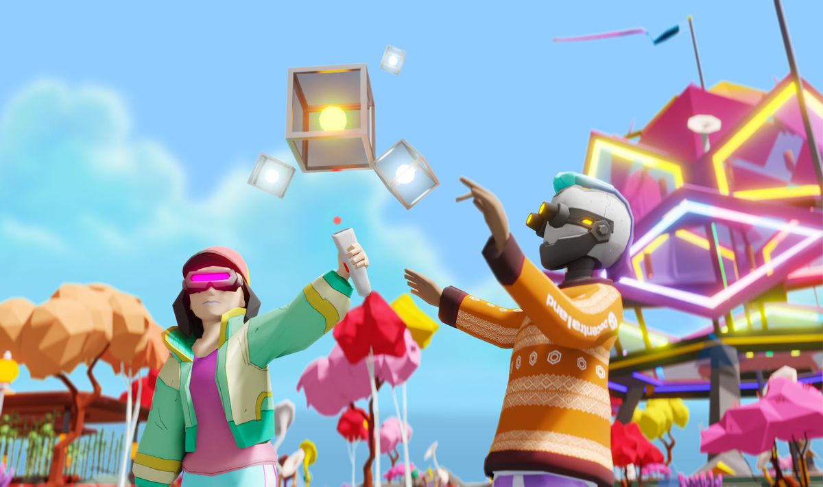 Due persone dall'aspetto squadrato in Decentraland che tengono le mani alzate verso un cubo luminoso.