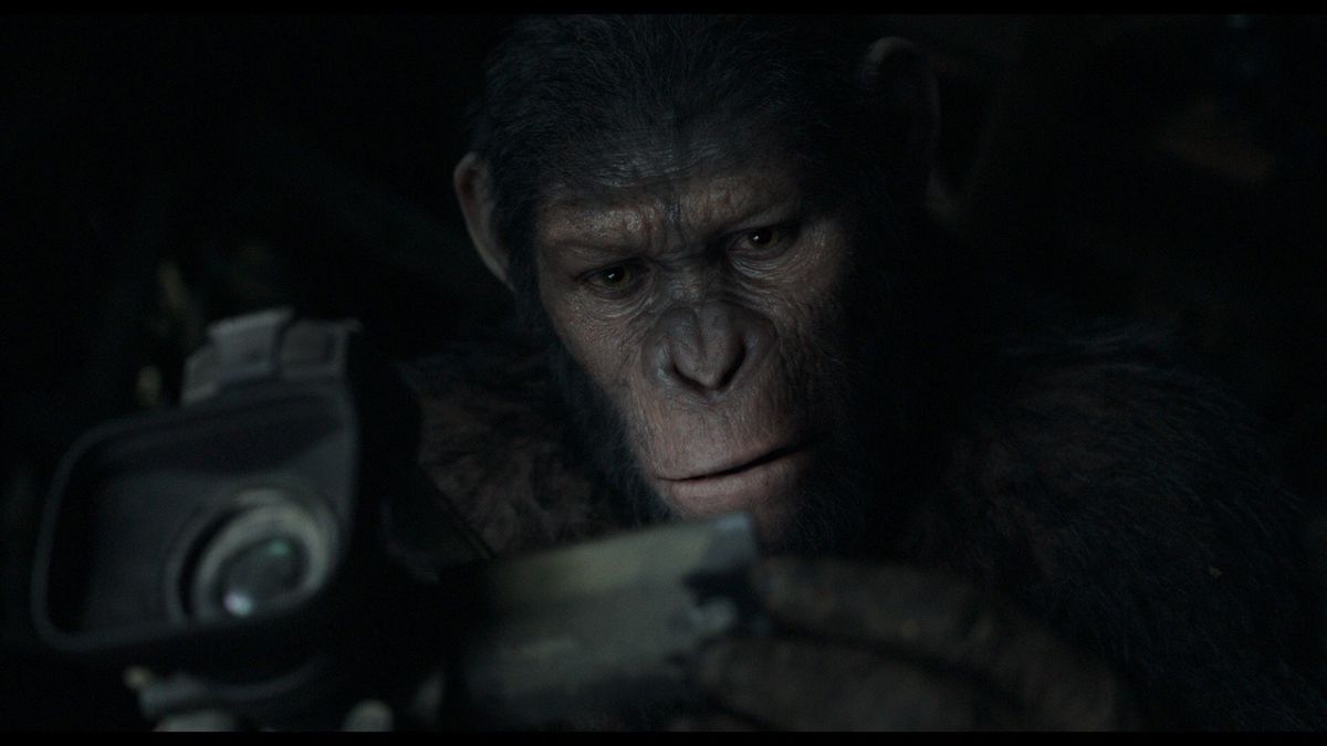 Cesare guarda lo schermo estraibile di una vecchia videocamera in L'alba del pianeta delle scimmie