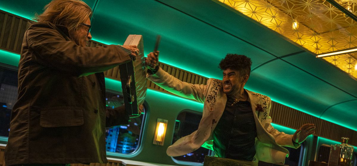 Un uomo (Brad Pitt) intercetta una coltellata di un altro uomo (Bad Bunny) a bordo di un vagone con una valigetta.