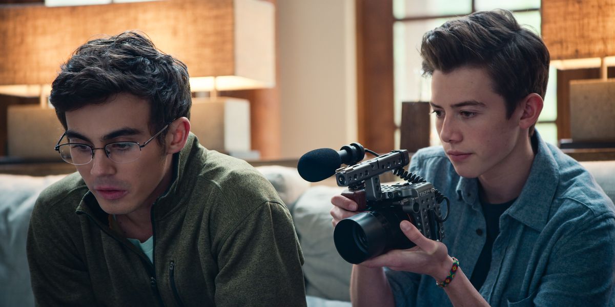 American Vandal - Peter e Sam tengono una videocamera su un divano