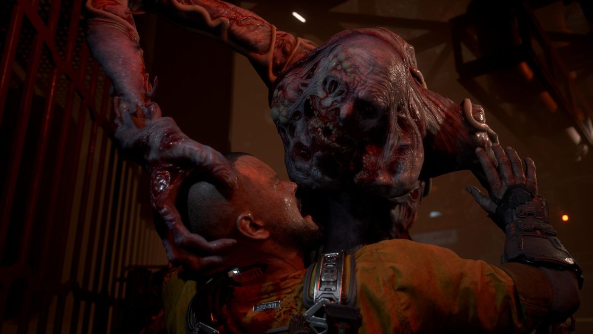 Un essere umano mutato cerca di mangiare un ingegnere in The Callisto Protocol.