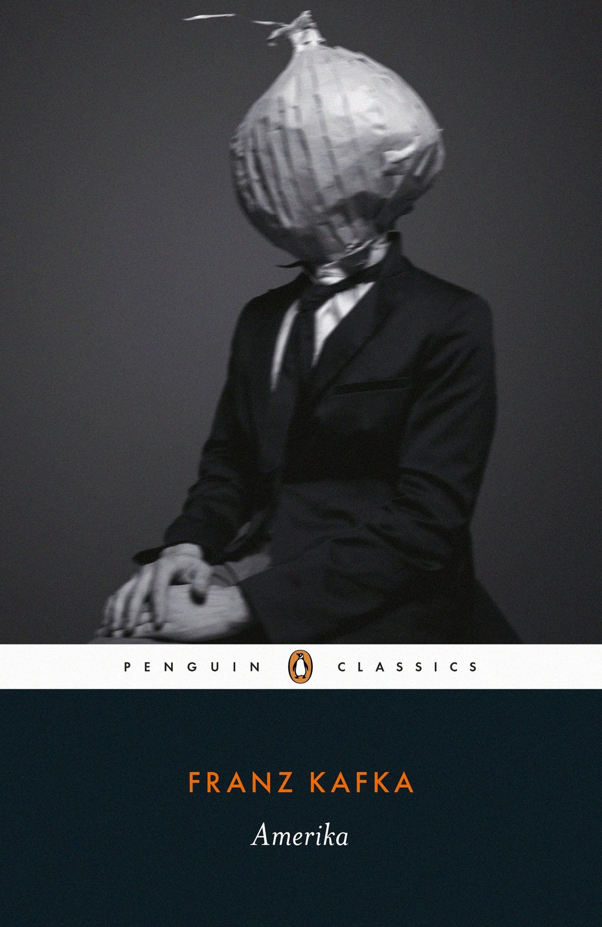La copertina di Amerika di Franz Kafka con un uomo con una testa di cipolla