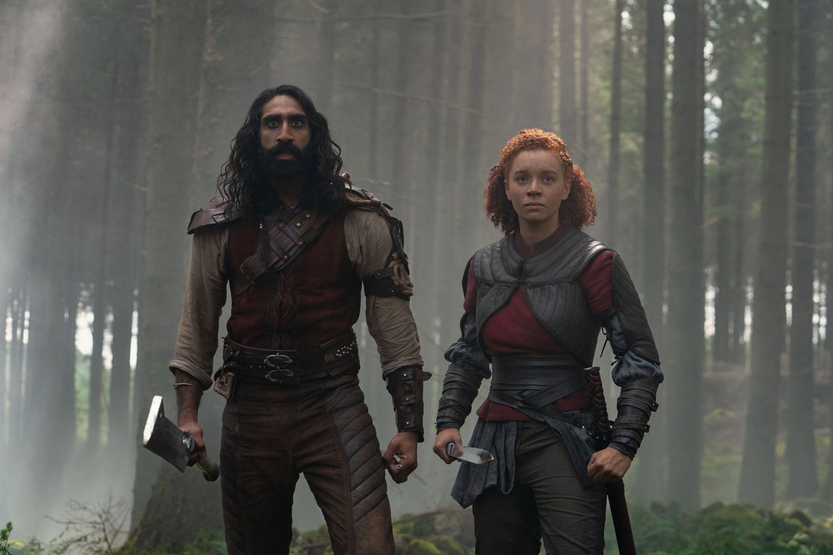 Boorman (Amar Chadha-Patel) e Jade (Erin Kellyman) sono in posa da combattimento in una foresta nebbiosa a Willow