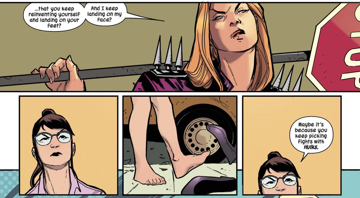 Titania, con un segnale di stop appoggiato casualmente sulla sua spalla, chiede beffardamente come mai Jen Walters continui a reinventarsi con successo, mentre lei continua a