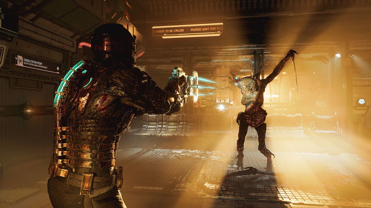 Isaac Clarke punta l'utensile da taglio sulla spalla destra di un Necromorfo retroilluminato dalla luce del sole in uno screenshot di Dead Space (2023)