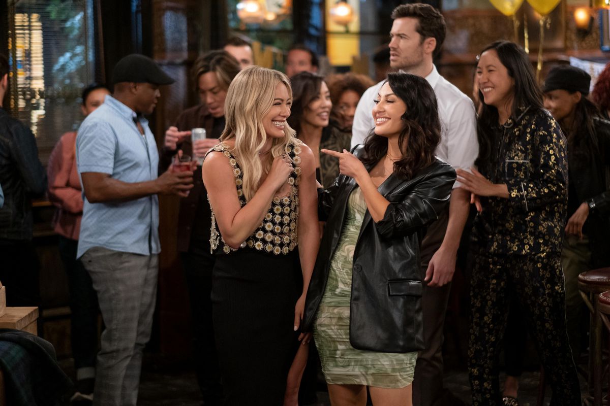 Sophie (Hilary Duff), Valentina (Francia Raisa), Charlie (Tom Ainsley) ed Ellen (Tien Tran) sorridono insieme in un bar in How I Met Your Father.