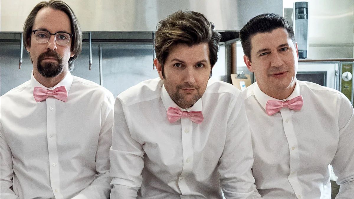 Martin Starr, Adam Scott e Ken Marino indossano le loro divise Party Down in Party Down.