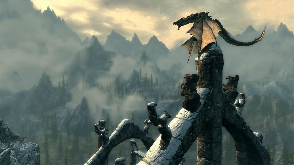 Skyrim: un drago appollaiato su una spirale del castello ruggisce minacciosamente. In lontananza ci sono montagne e cielo.