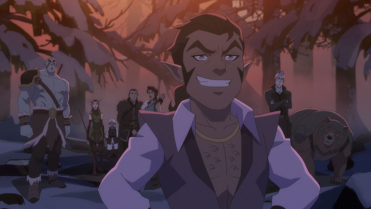 un sorrisetto gnomo con le braccia sui fianchi