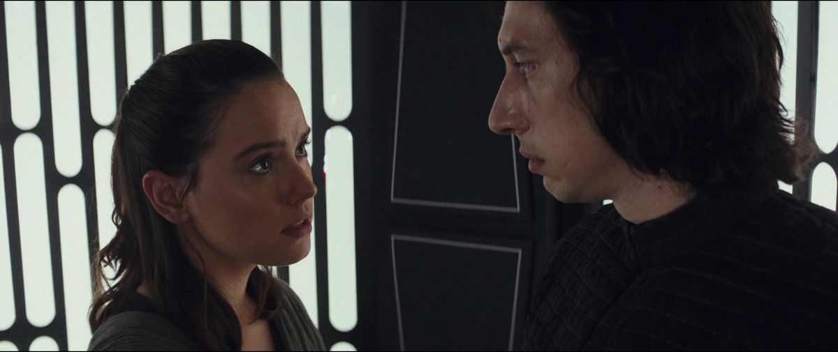 rey e kylo sono un po' troppo vicini in star wars: gli ultimi jedi