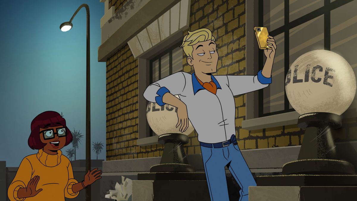 Velma (doppiata da Mindy Kaling) sembra eccitata da Fred (doppiato da Glenn Howerton), che si sta facendo un selfie