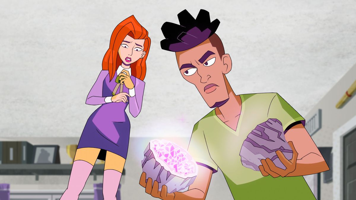 Shaggy (doppiato da Sam Richardson) tiene in mano una gemma e guarda di lato con Daphne (doppiata da Constance Wu) che sembra scioccata sullo sfondo