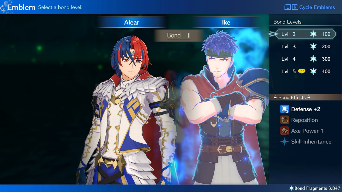 Ragazzo con i capelli rossi e blu in piedi di fronte a un uomo buffo con un vestito senza maniche. Intimidatorio.