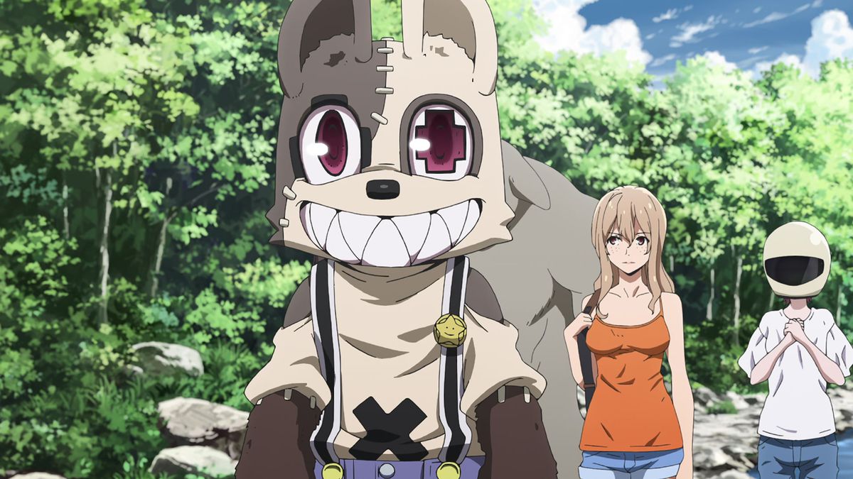 Una grande creatura antropomorfa simile a un cane con punti di sutura visibili, un sorriso malizioso, occhi non corrispondenti, bretelle bianche e nere e pantaloni blu si trova accanto a una donna con una maglietta arancione in una foresta con una donna che indossa un casco da motociclista dietro di loro.