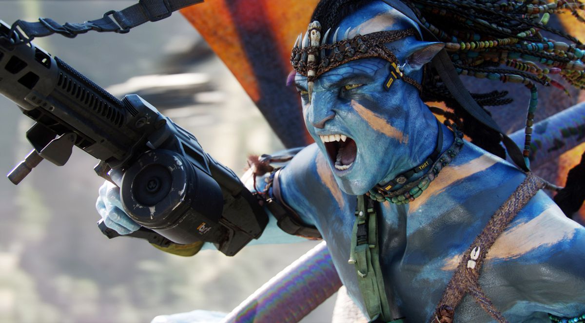 Jake Sully brandisce una mitragliatrice mentre vola nel cielo in primo piano in Avatar 2009