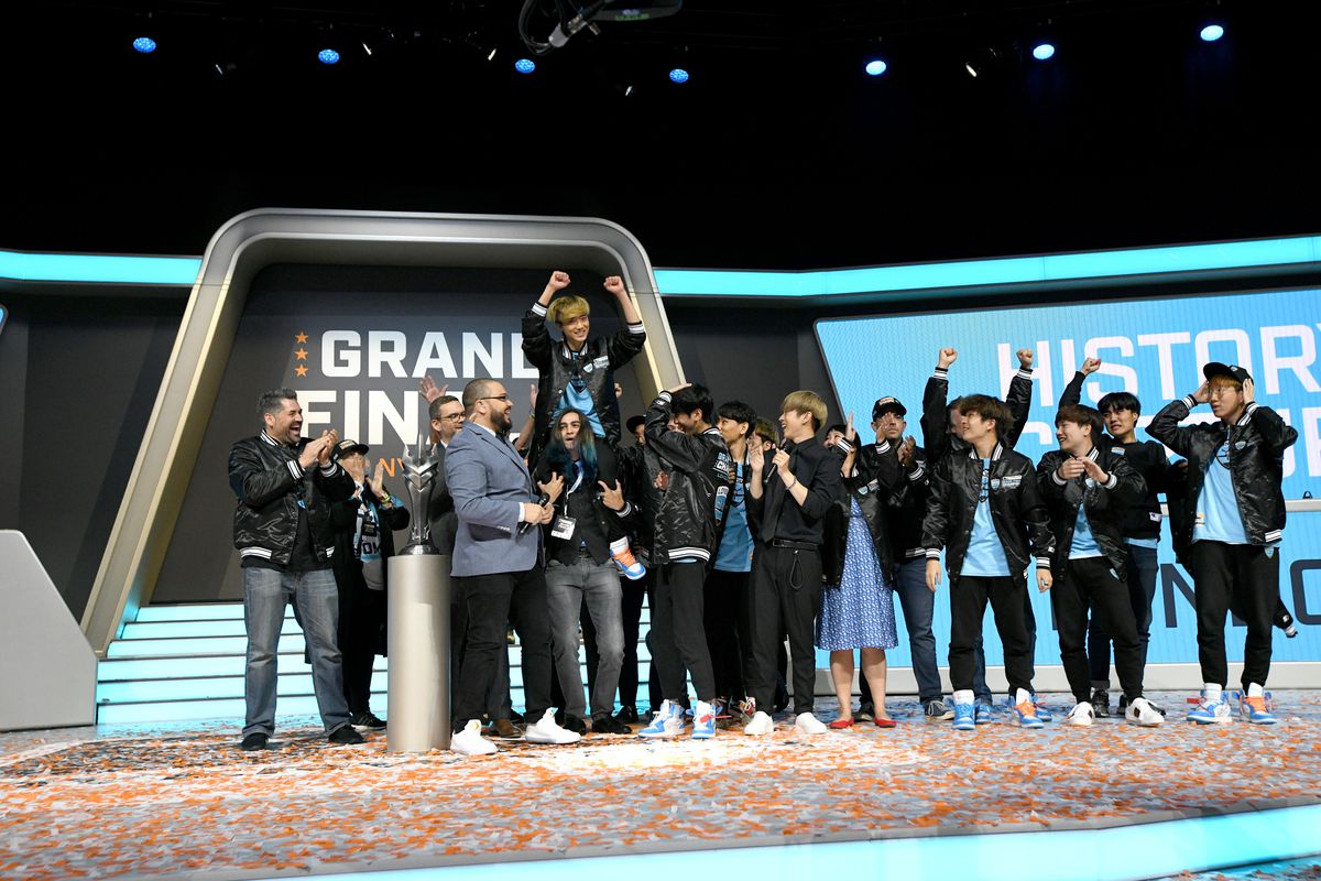 La squadra della London Spitfire Overwatch League festeggia sul palco dopo aver vinto le Grand Finals della Overwatch League al Barclays Center il 28 luglio 2018 a New York City