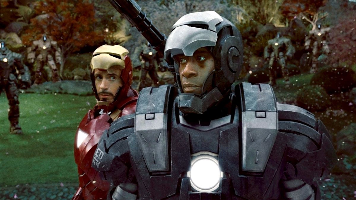 Il Rhodey di Don Cheadle è vestito come War Machine di fronte a un Tony Stark danneggiato nella sua armatura di Iron Man in Iron Man 2