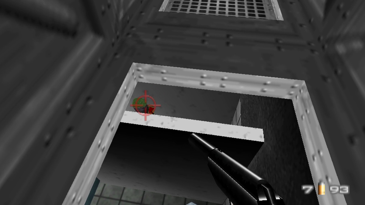 Pistola puntata contro l'uomo nel bagno che fa la cacca