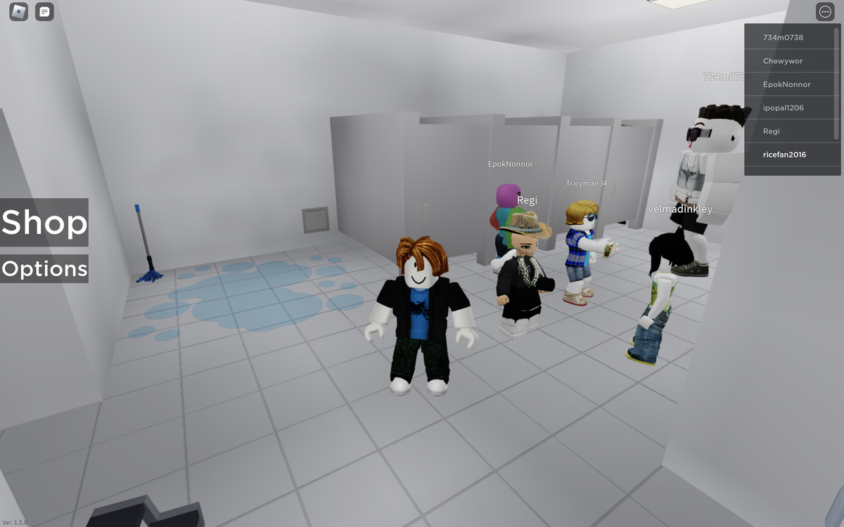 Un'immagine di un gioco in Roblox chiamato Public Bathroom Simulator. Un gruppo di personaggi è in un bagno e c'è una pozzanghera sul pavimento.