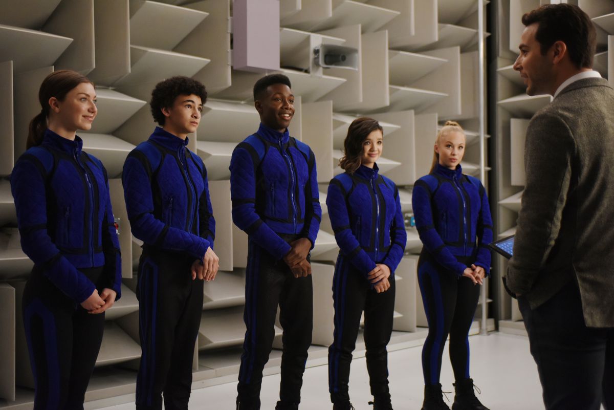 le cinque reclute che guardano il professor Morrow mentre sono in uniforme