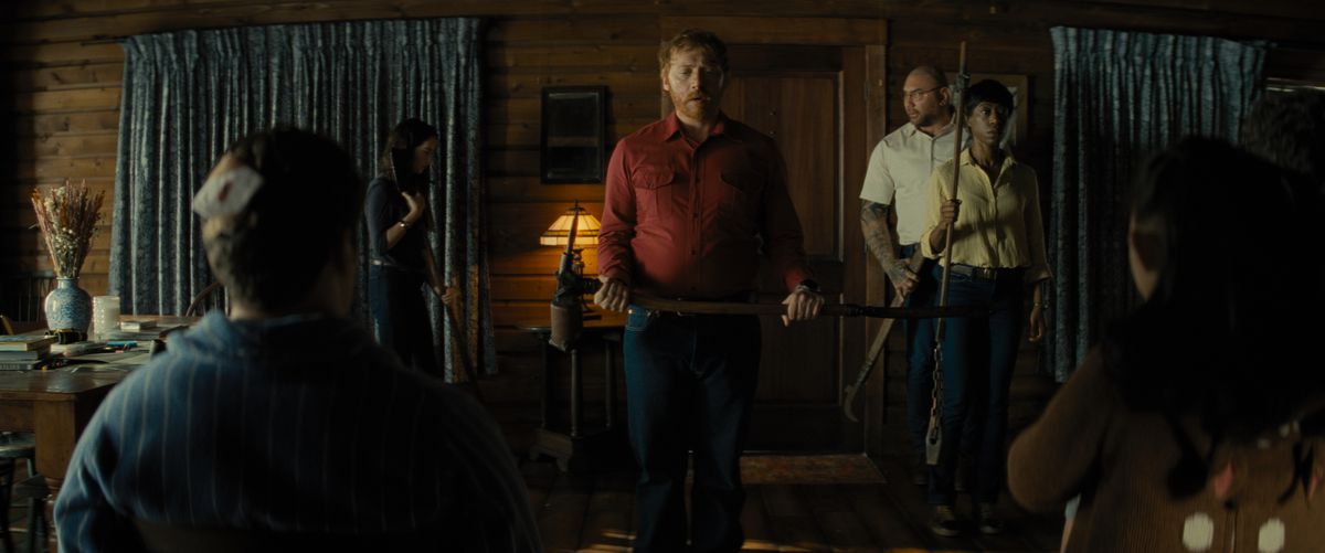Rupert Grint con un'arma in Knock at the Cabin