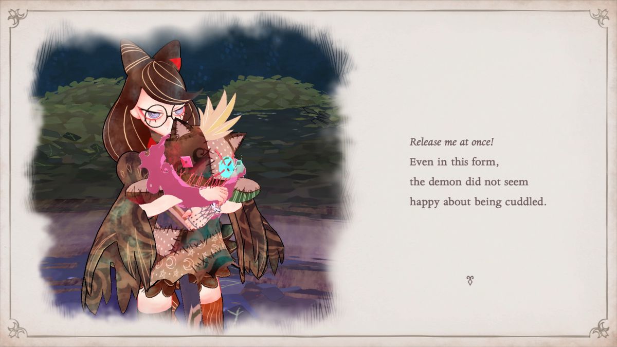 Uno screenshot da Bayonetta Origins: Cereza and the Lost Demon, in cui la giovane Cereza tiene in braccio il suo gatto demone Cheshire. La scena è presentata con una presentazione da libro di fiabe, con dialoghi e narrazione sul lato destro della pagina che recitano “'Liberami subito!' Anche in questa forma, il demone non sembrava felice di essere coccolato.