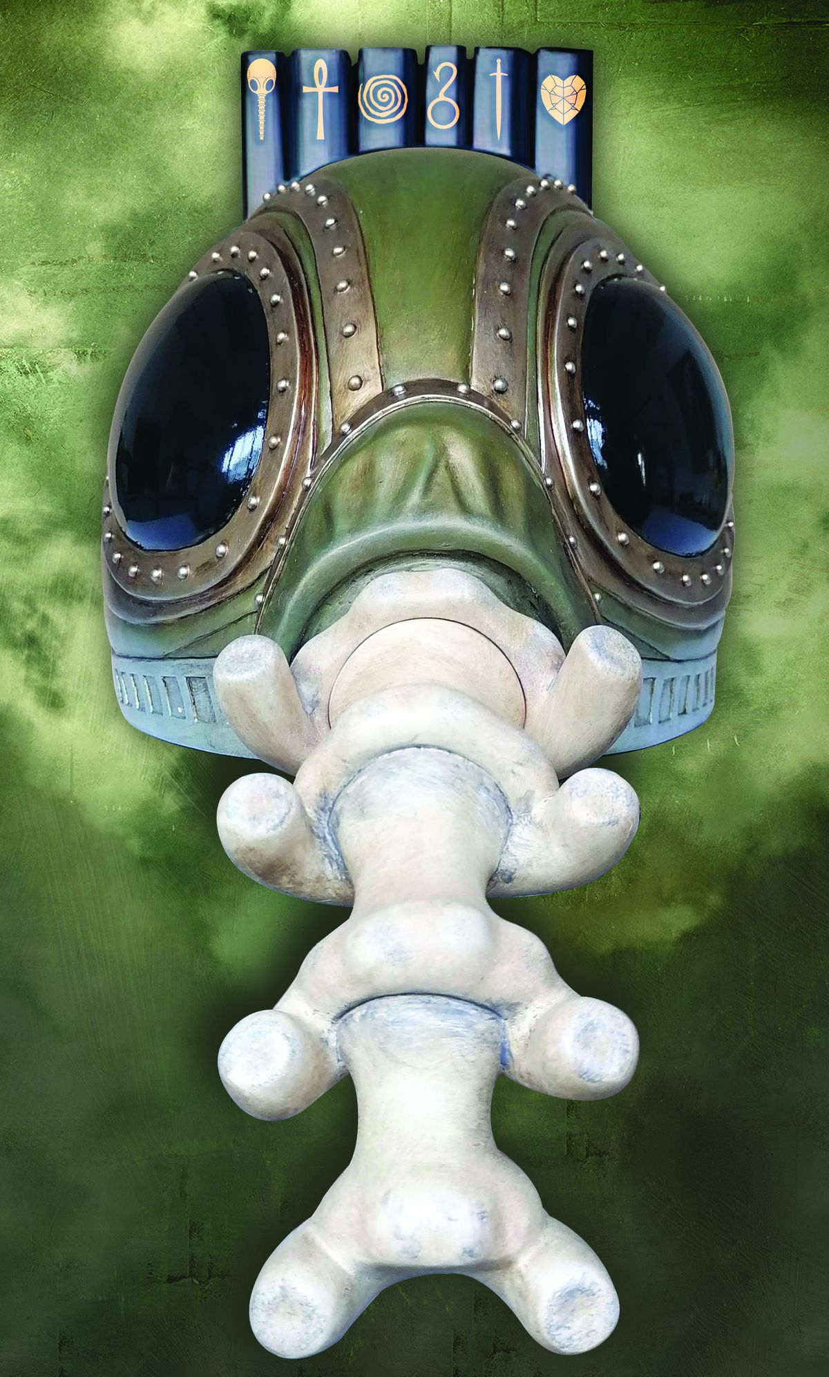 Una replica in resina dell'elmo di Dream di Sandman, con un inserto per un set di sei volumi di collezioni di Sandman.