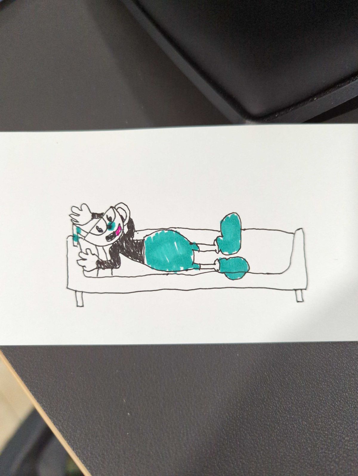 un disegno di cuphead sdraiato su un divano, le braccia sopra la sua testa simile a una coppa